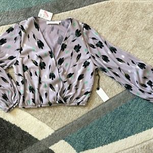 ASTR Surplus V-neck blouse with puff long sleeves